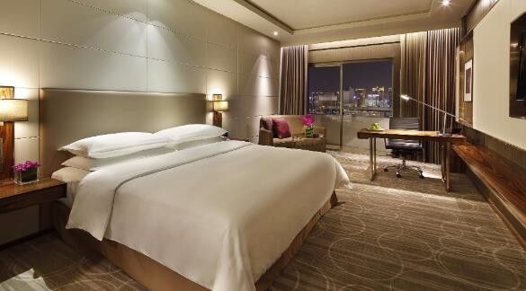 5 Star Luxury Hotel Bedroom Furniture King Size Headboard / Solid Walnut